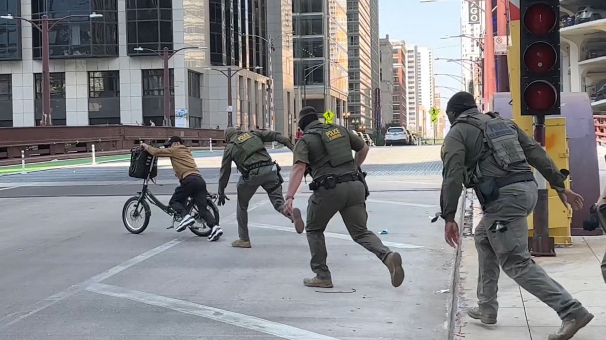 abd bu goruntuleri konusuyor tam techizatli ajanlar sokak ortasinda kuryeyi kovaladi euy2JFCp