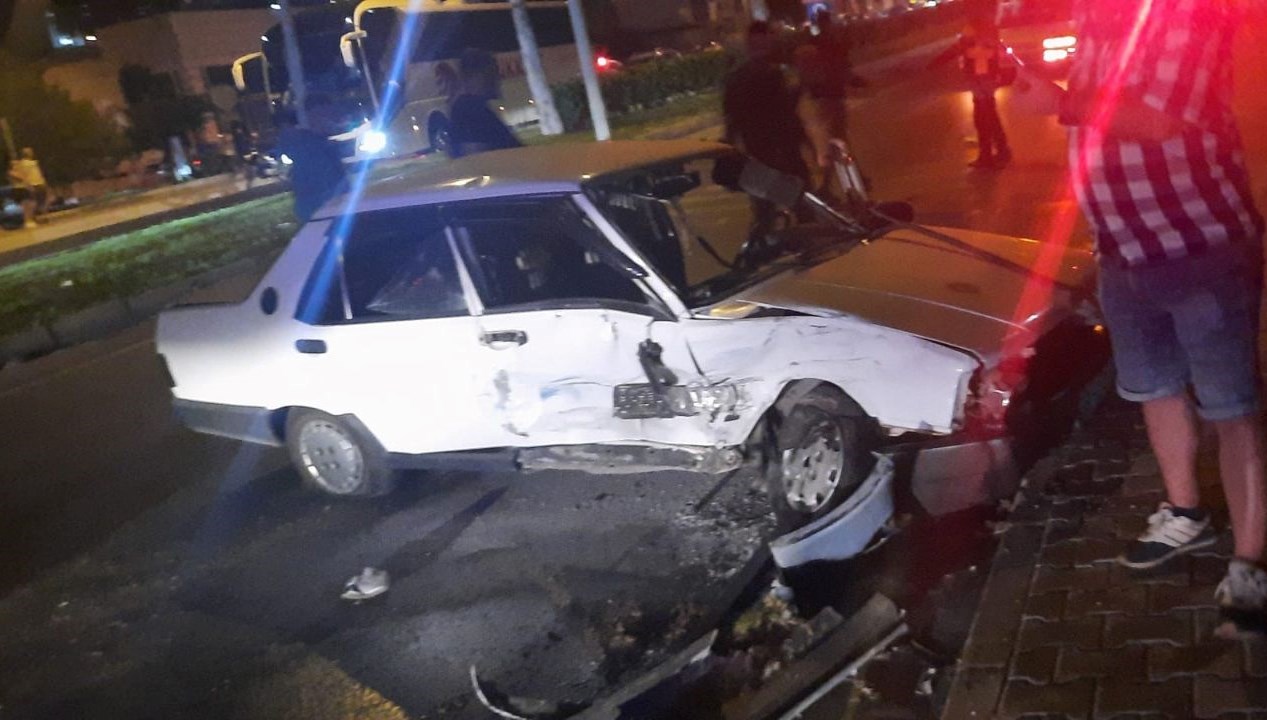 otomobil kamyonetlere carpti 3 yarali UgVKSPeQ