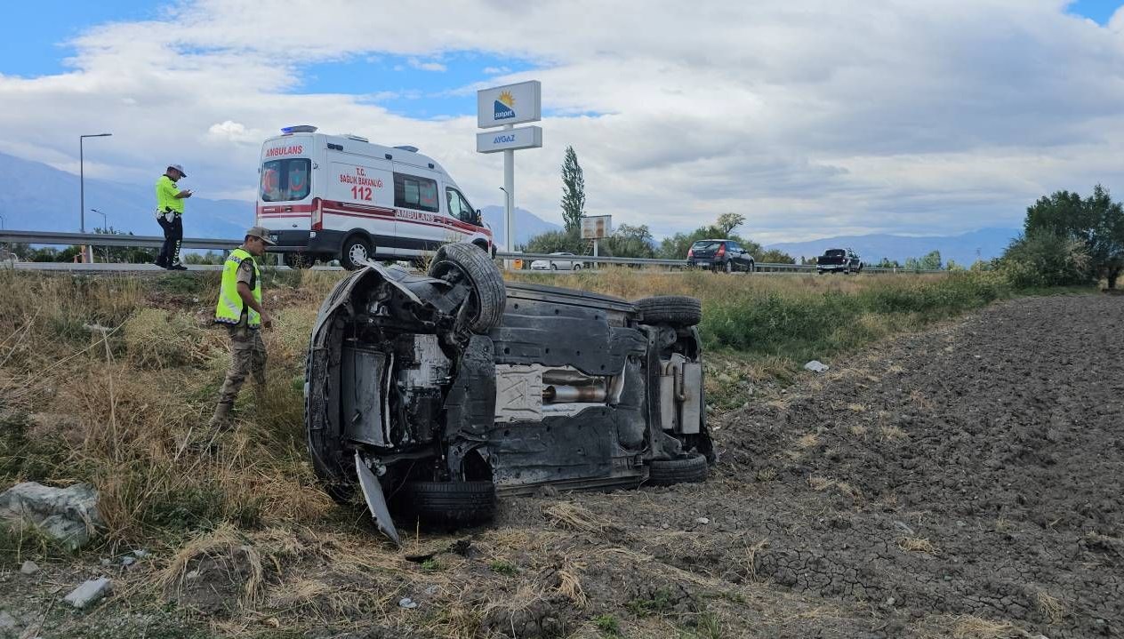 otomobil takla atti sikisanlari saglik ve polis ekipleri kurtardi ekHNssjf