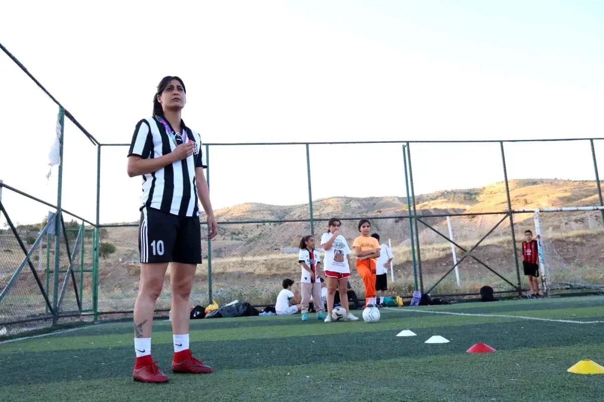 yagmur bor futbola tutkulu bir kadin 4sTYi442