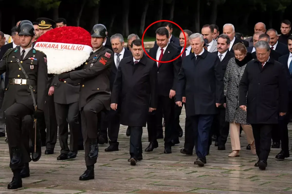 anitkabirdeki torene damga vuran goruntu yavas ve sorusturma izni isteyen bassavci yan yana neetIUJj.jpg