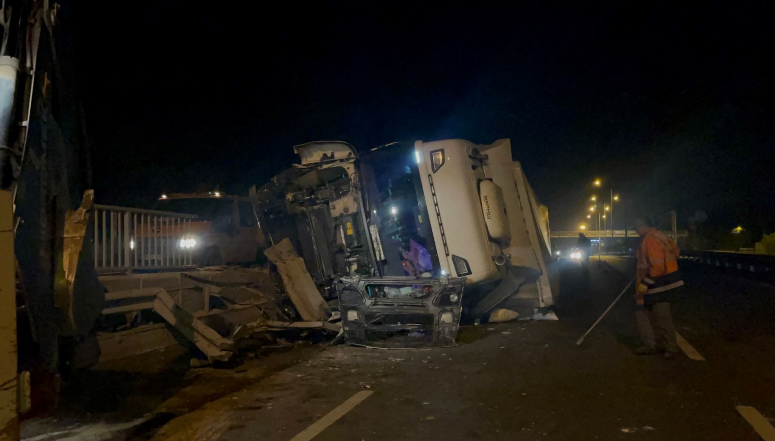 eskisehir ankara yolunda tir devrildi ulasimda aksama yasandi QXQkX8zz.jpg