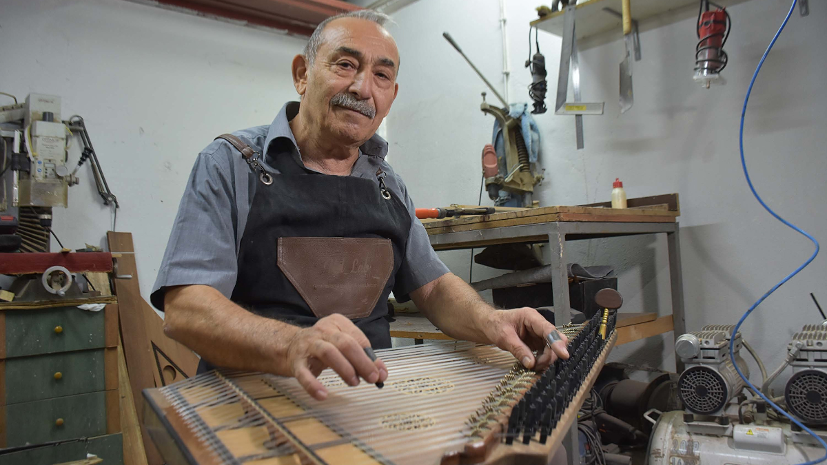 izmirde kendisine yapmak icin basladi 20 yildir kanun uretiyor je3NkfWB