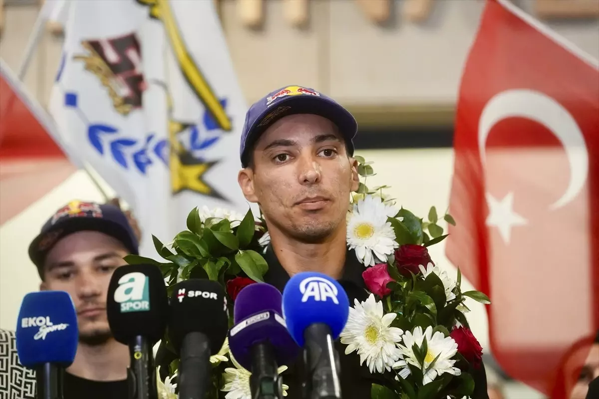 toprak razgatlioglu dunya sampiyonu olarak turkiyeye dondu J78mfhpq.jpg