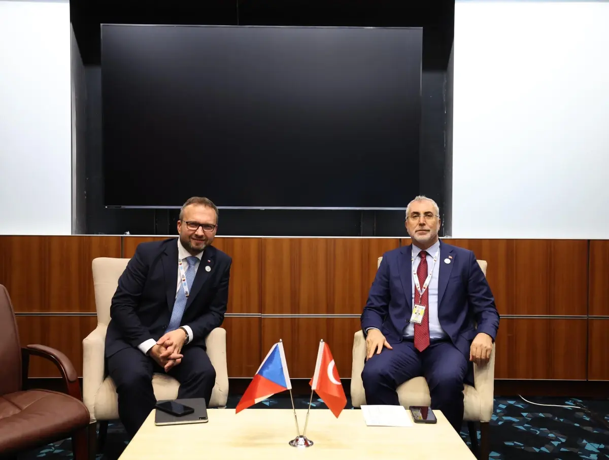 bakan isikhan katarda cek bakan ile fikir alisverisinde bulundu KNbJG9nT.jpg