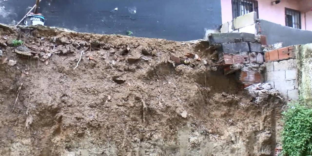 istinat duvari 4 katli binanin uzerine devrildi 2 bina tahliye edildi uZQgDxr8.jpg