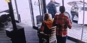 saniyelerle-yaris-el-freni-cekilmeyen-araci-boyle-durdurdu-t49CfFtX