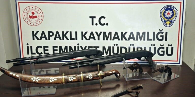 evinden-savas-donemine-ait-silah-ve-kilic-cikti-udugq3hr
